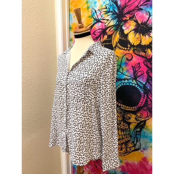 π Amazing flower button top - Picture 3 of 11